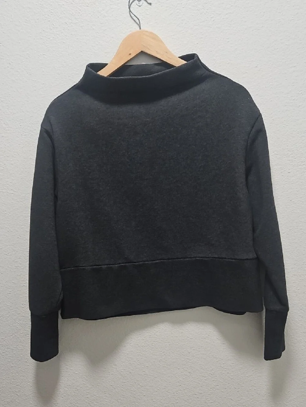 Nike Women's Dark Gray Mock Neck Pullover Sweater Medium Athletic Workout